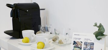 Colazione servita con macchina del caffè, tazze e menu.