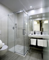 Quarto casal luxo (Gris Grafito) | Banheiro | Chuveiro, produtos de toalete grátis, secador de cabelo