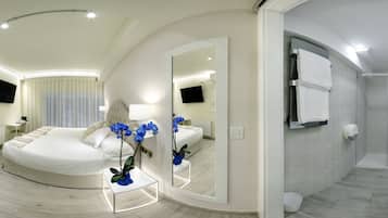 Deluxe Twin kamer (Blanco Ibiza) | Donsdekens, Select Comfort-bedden, een kluis op de kamer