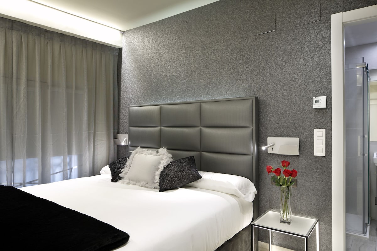 Habitación Deluxe doble (Gris Grafito) | Edredones de plumas, colchones Select Comfort, caja fuerte