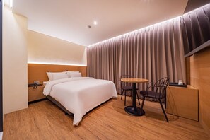 デラックス ルーム 1 ベッドルーム | 遮光カーテン、防音設備、WiFi (無料)、ベッドシーツ