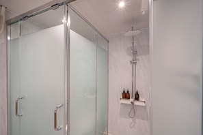 デラックス ルーム 1 ベッドルーム | バスルームのシャワー