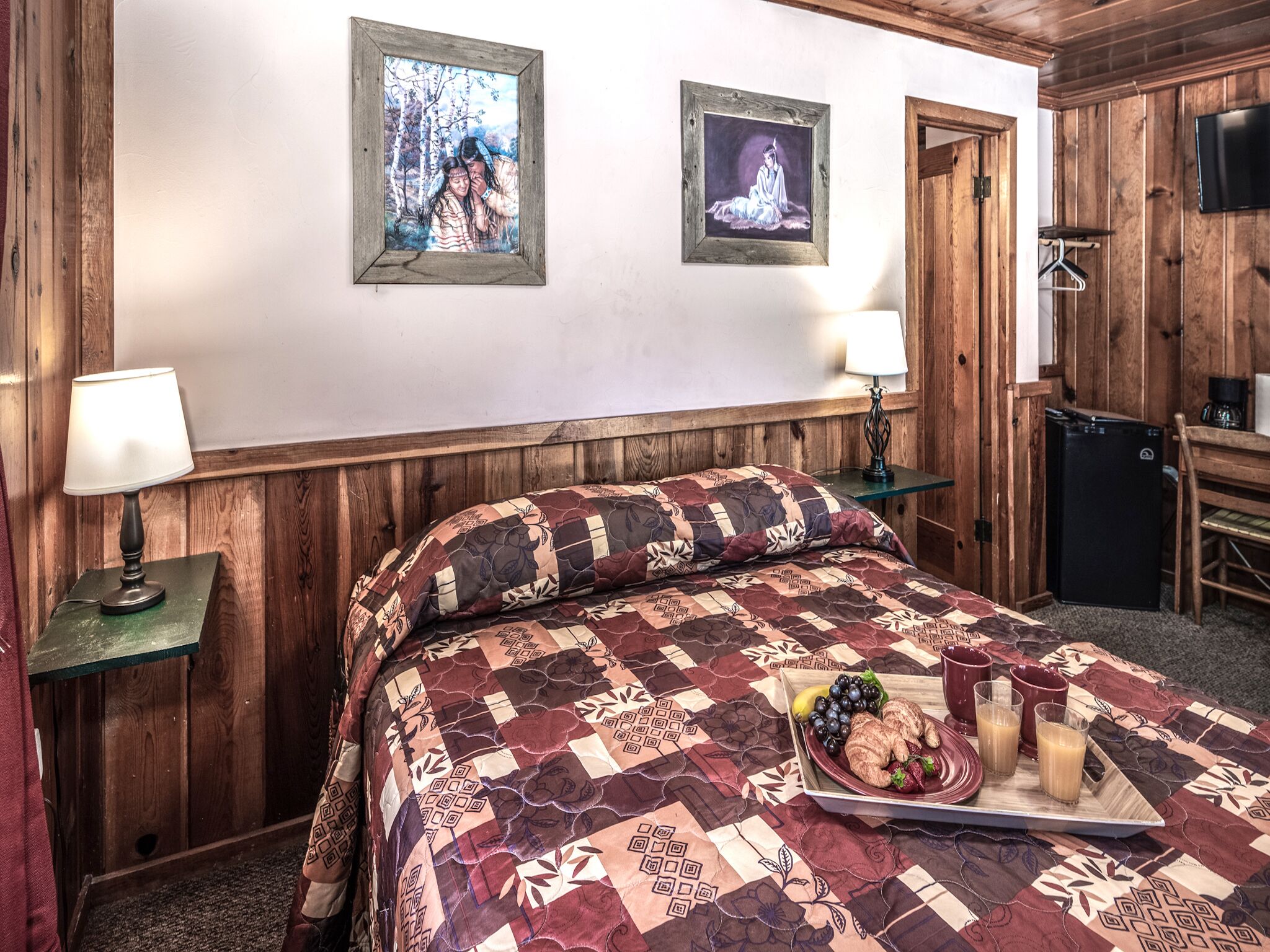 Apache Village Cabinette 13, Queen Bed, Midtown, Sleeps 2