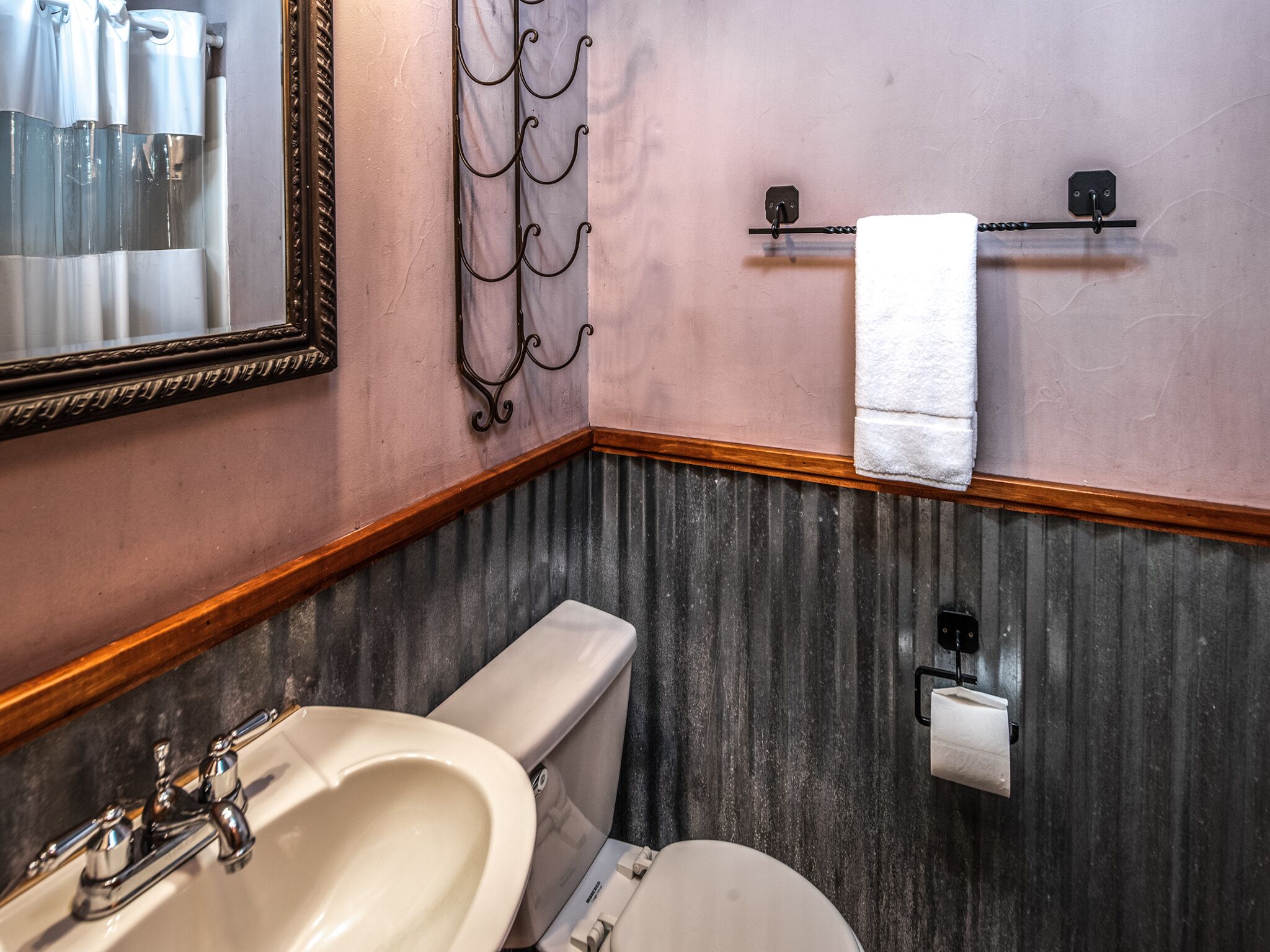 Apache Village Cabinette 13, Queen Bed, Midtown, Sleeps 2