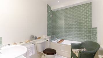 Apartment (2 Bedrooms) | Bathroom | Hair dryer, towels