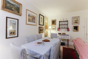 Appartement (2 Bedrooms) | Coin séjour | Télévision, cheminée