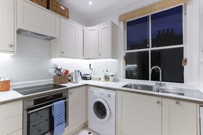 Departamento (2 Bedrooms) | Cocina privada | Refrigerador, microondas, horno y parrilla de estufa 