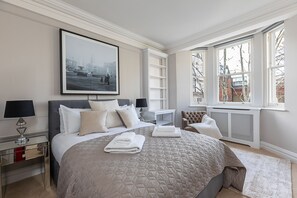 Appartement Confort (2 Bedrooms) | 2 chambres, bureau, fer et planche à repasser, accès au Wi-Fi (inclus)