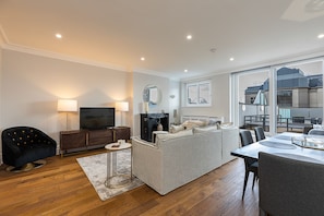 Appartement Confort (2 Bedrooms) | Salle de séjour | Télévision à écran plat de 32 pouces avec chaînes numériques, télévision