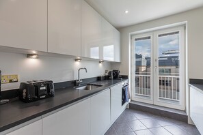 Refrigerador, microondas, horno, placa de cocina