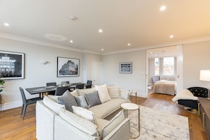 Appartement Confort (2 Bedrooms) | Salle de séjour | Télévision à écran plat de 32 pouces avec chaînes numériques, télévision