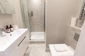 Apartamento conforto (2 Bedrooms) | Banheiro | Banheira, secador de cabelo, toalhas de banho 