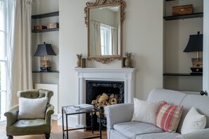 Apartment (2 Bedrooms) | Living area | TV - JOIVY Bright Flat for 6, Near Victoria and Warwick sq (London)