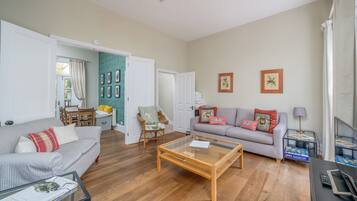 ์ํํธ (2 Bedrooms) | ๊ฑฐ์ค ๊ณต๊ฐ | TV