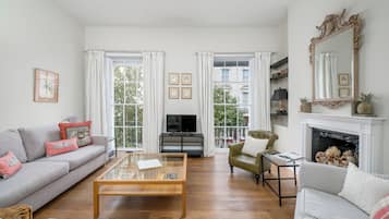 Apartamento (2 Bedrooms) | Área de estar | TV