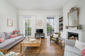 Apartment (2 Bedrooms) | Living area | TV - JOIVY Bright Flat for 6, Near Victoria and Warwick sq (London)