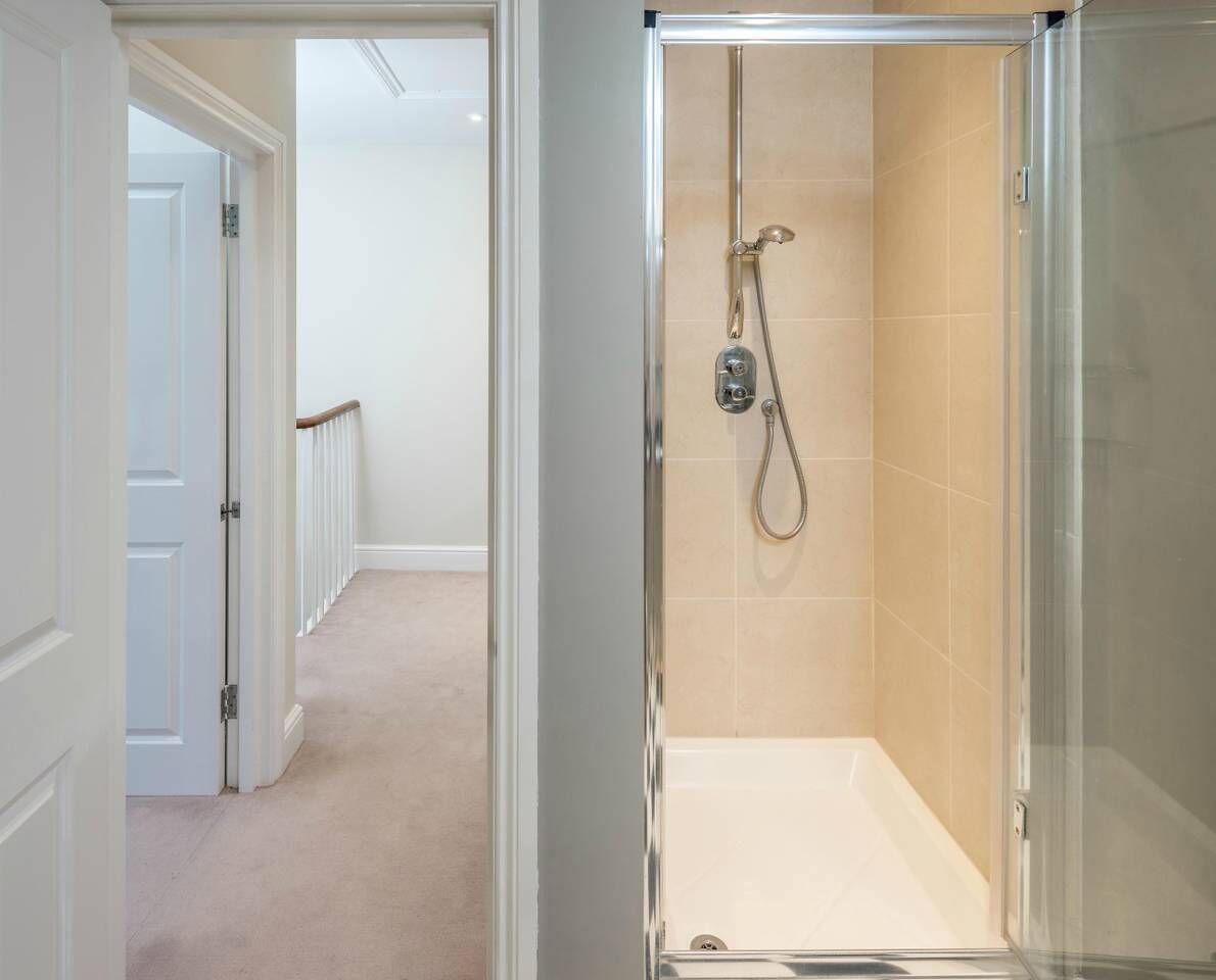 ALTIDO Bright Flat for 6, Near Victoria and Warwick sq