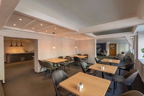 Café da manhã com buffet todos os dias (EUR 13.50 por pessoa)
