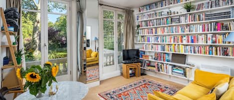 Apartment (1 Bedroom) | Living room