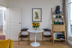 อพาร์ทเมนท์ (1 Bedroom) | ห้องนั่งเล่น | ทีวีจอแบน, หนังสือ