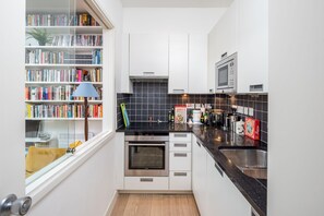อพาร์ทเมนท์ (1 Bedroom) | ครัวส่วนตัว | ตู้เย็น, ไมโครเวฟ, เตาอบ, เตาประกอบอาหาร