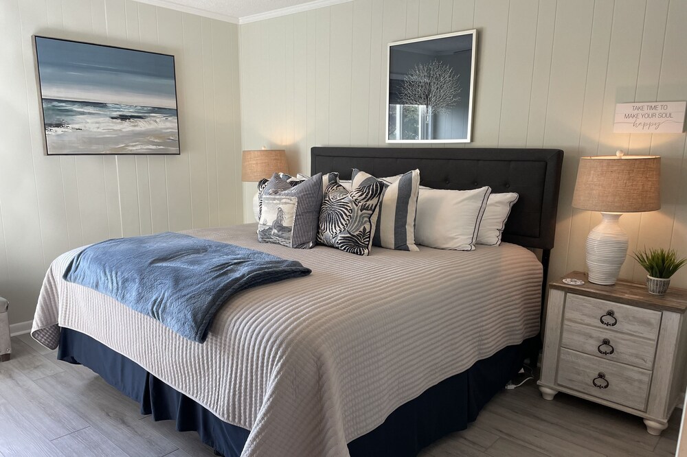 Luxuriously Coastal Beach Front Condo - Welcome to Sea La Vie!