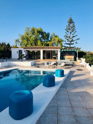 Outdoor pool, sun loungers - B&B Casa Pedramala (Benissa)