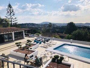 Piscine extérieure, chaises longues