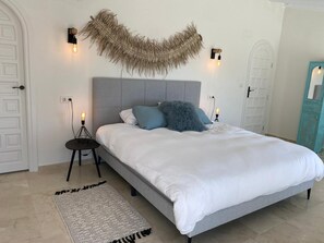 Minibar, ameublement personnalisé, Wi-Fi gratuit, draps fournis