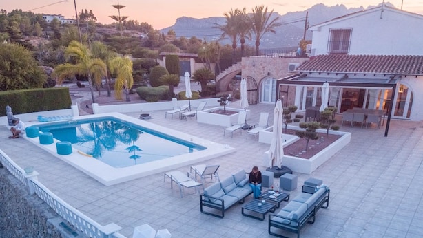 A pool area with lounge chairs and a small pool. - B&B Casa Pedramala (Benissa)