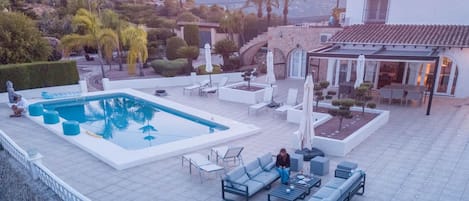 Außenpool, Liegestühle