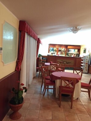 Café da manhã completo grátis todos os dias