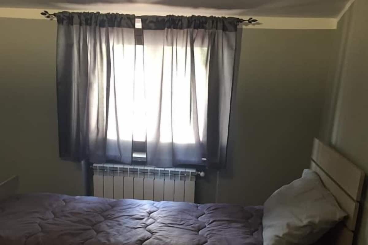 Single Room, 1 Twin Bed | Hypo-allergenic bedding available, down comforters, blackout drapes