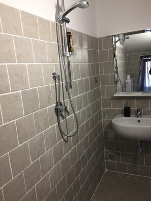 Shower, rainfall showerhead, bathrobes, bidet - Da Gigi BeB (Ovindoli)