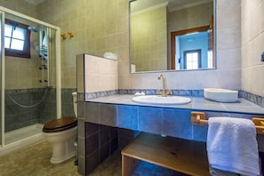 Căn hộ, 2 phòng ngủ, quang cảnh núi | Phòng tắm | Buồng tắm vòi sen, máy sấy tóc, khăn tắm