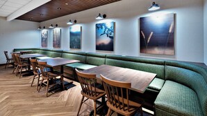 朝食 (ビュッフェ)、毎日提供 (無料)