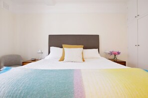 Three-Bedroom Apartment | 3 bedrooms, iron/ironing board, cots/infant beds, free WiFi - Quiet Historic Mews- Hyde Park (London)