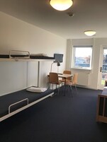 Escritorio, wifi gratis y ropa de cama 