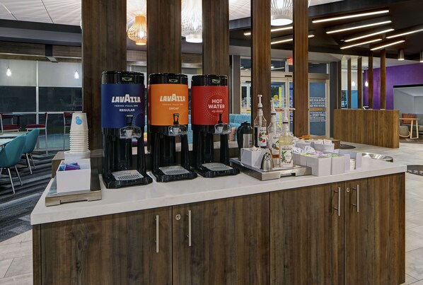 Una barra con tres dispensadores de agua, identificados como 'Lavazza' y 'Agua Caliente'.