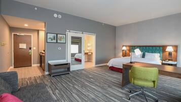 Suite, 1 King-Bett, barrierefrei | Zimmersafe, Schreibtisch, laptopgeeigneter Arbeitsplatz