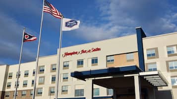 Hampton Inn & Suites features a modern architectural design with a flat facade and evenly spaced windows.