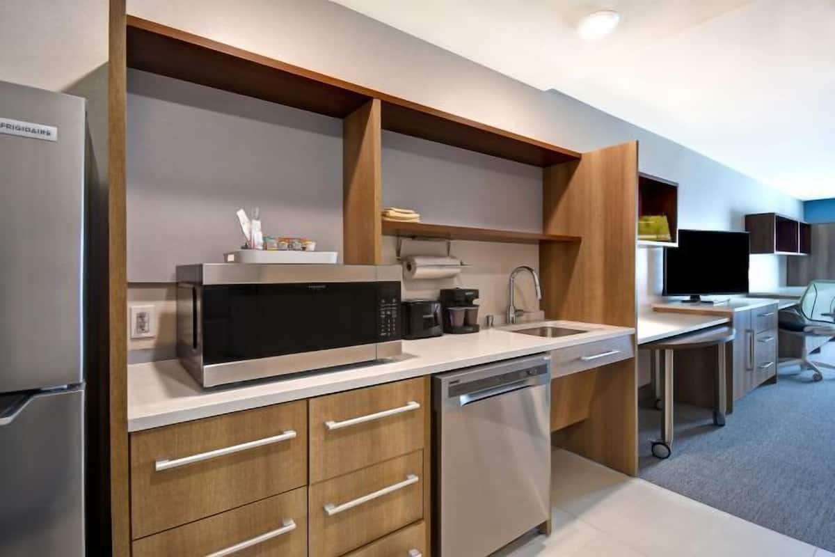 Full-sized fridge, microwave, dishwasher, coffee/tea maker