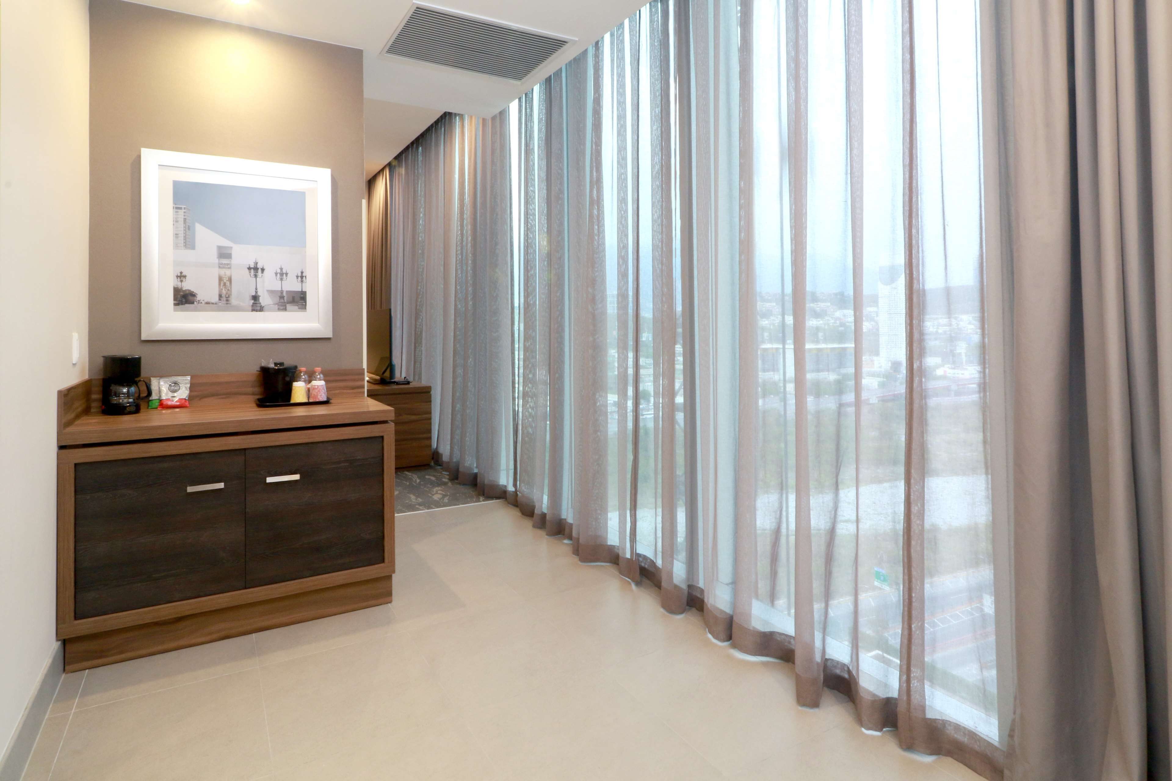 junior suite, 1 queen bed | minibar, in-room safe, desk, laptop workspace