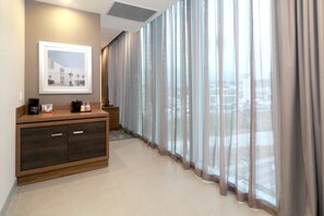 Junior Suite, 1 Queen Bed | Minibar, in-room safe, desk, laptop workspace - Hilton Garden Inn Monterrey Obispado (Monterrey)