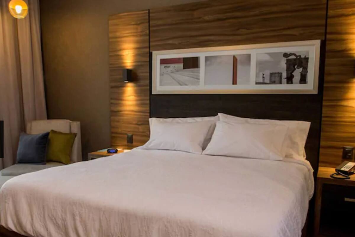Room, 1 Double Bed | Minibar, in-room safe, desk, laptop workspace