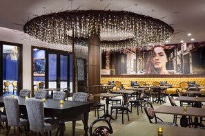 Restaurant - The Peregrine Omaha Downtown, Curio Collection by Hilton (Omaha)