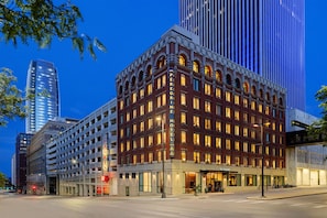 Un hôtel historique à la façade classique, avec de nombreux étages et une entrée imposante.