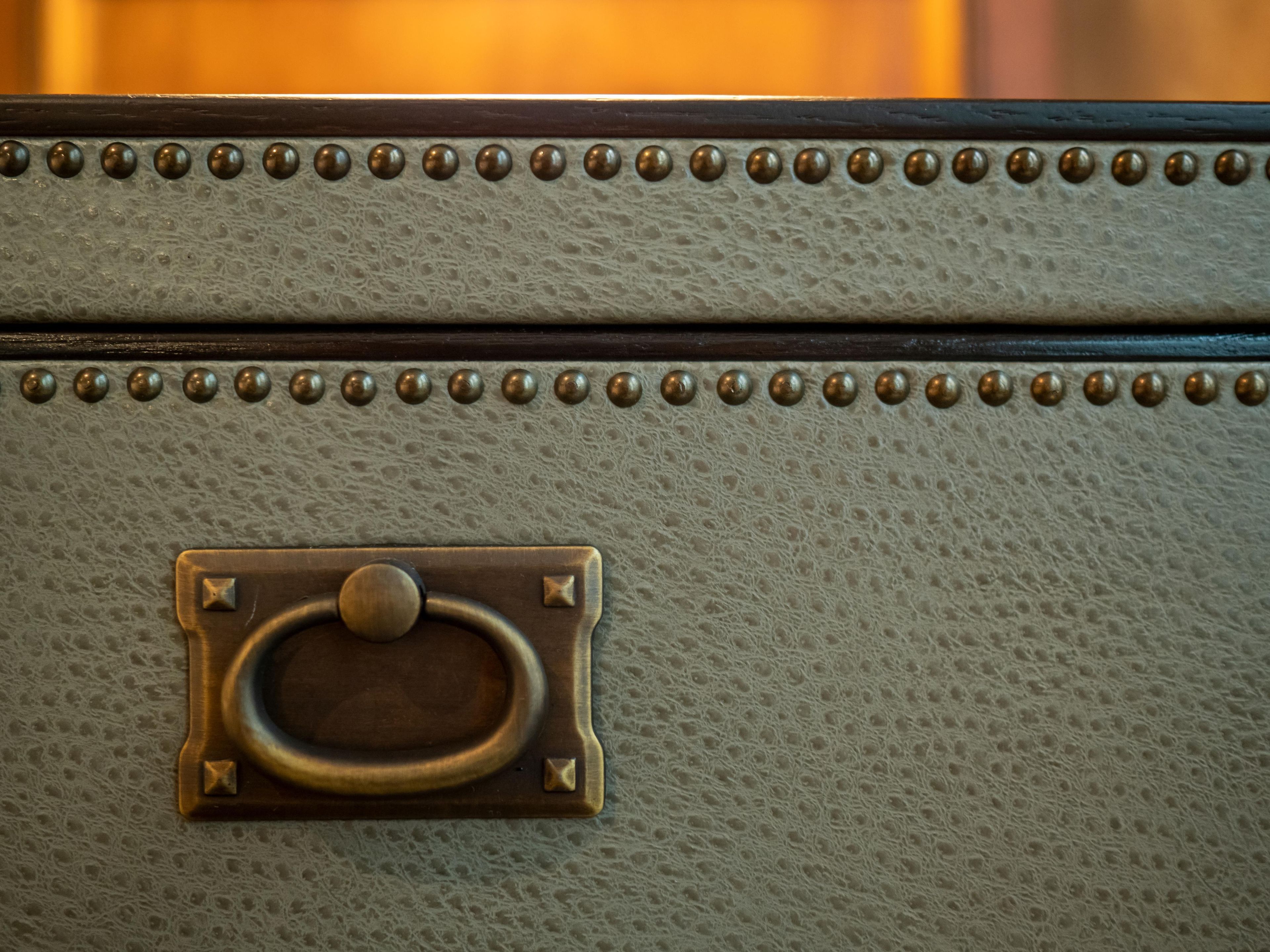 Une surface texturée, dotée d’un loquet métallique et de rivets.