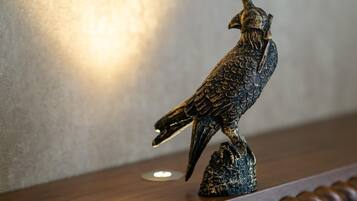 Una escultura con forma de pájaro sobre una superficie de madera.