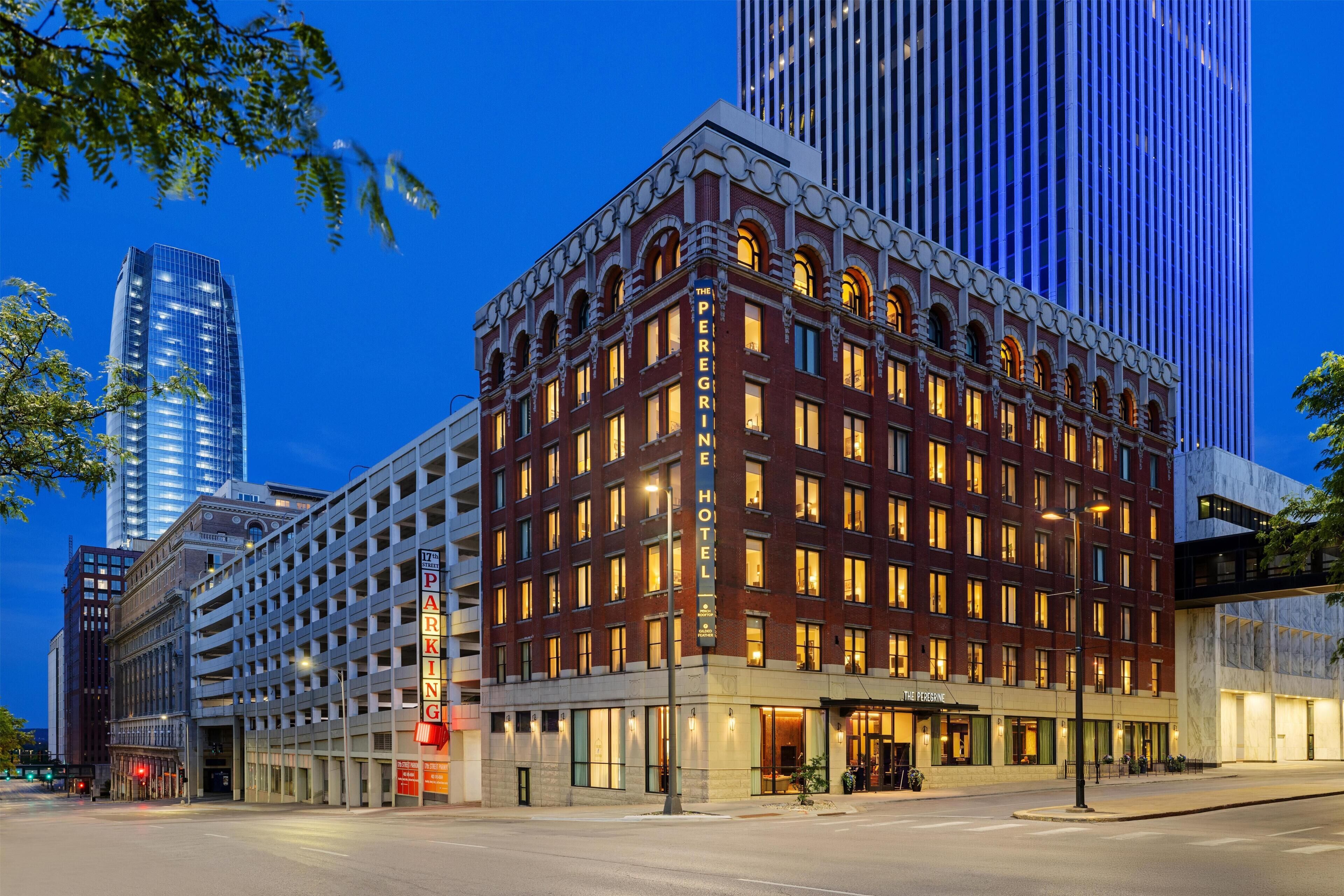 Un hôtel historique à la façade classique, avec de nombreux étages et une entrée imposante.